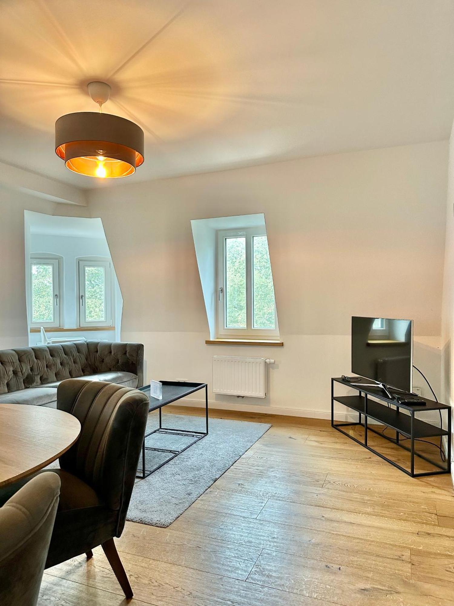 4ZKB Moderne Altbauvilla aus 1904 mit 3 Schlafzimmern und 2 Bädern auf 110qm im Zentrum am Waffenplatz inklusive Parkblick und gratis Parkhausstellplatz Oldenburg Exterior foto