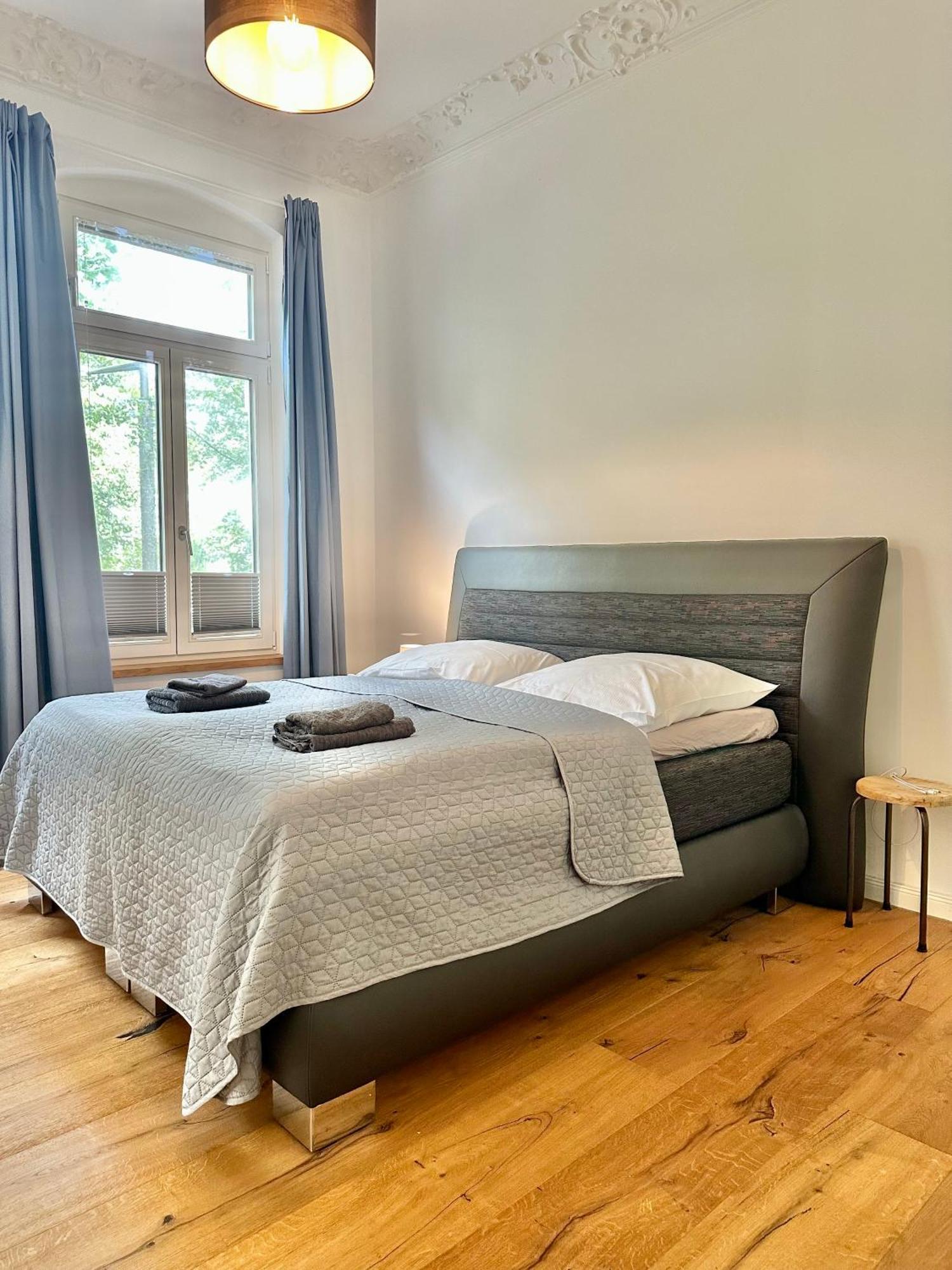 4ZKB Moderne Altbauvilla aus 1904 mit 3 Schlafzimmern und 2 Bädern auf 110qm im Zentrum am Waffenplatz inklusive Parkblick und gratis Parkhausstellplatz Oldenburg Exterior foto