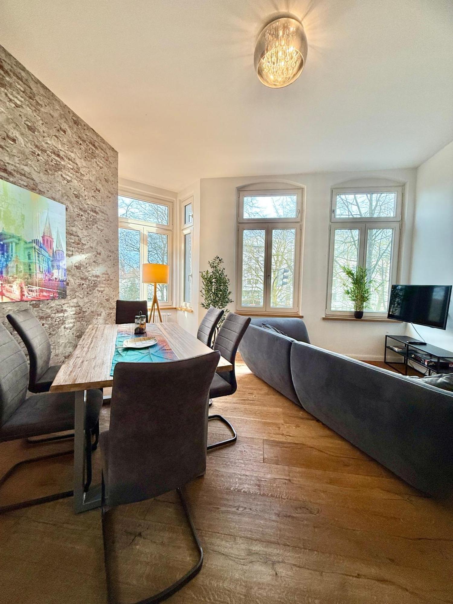 4ZKB Moderne Altbauvilla aus 1904 mit 3 Schlafzimmern und 2 Bädern auf 110qm im Zentrum am Waffenplatz inklusive Parkblick und gratis Parkhausstellplatz Oldenburg Exterior foto